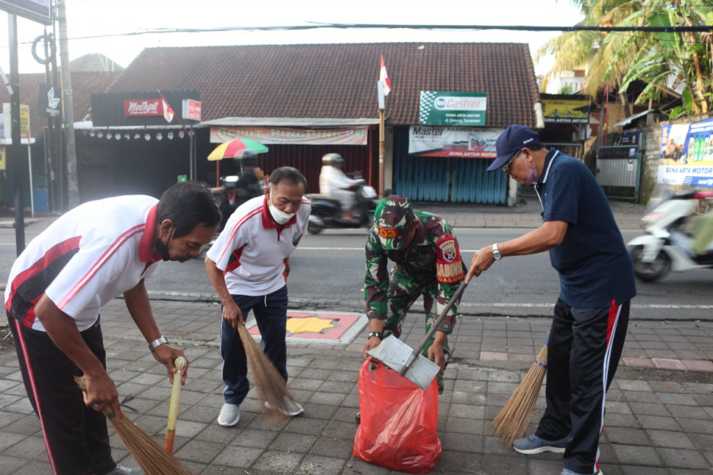 Gotong Royong Bersih-bersih Sampah Plastik secara serentak di Desa Dalung
